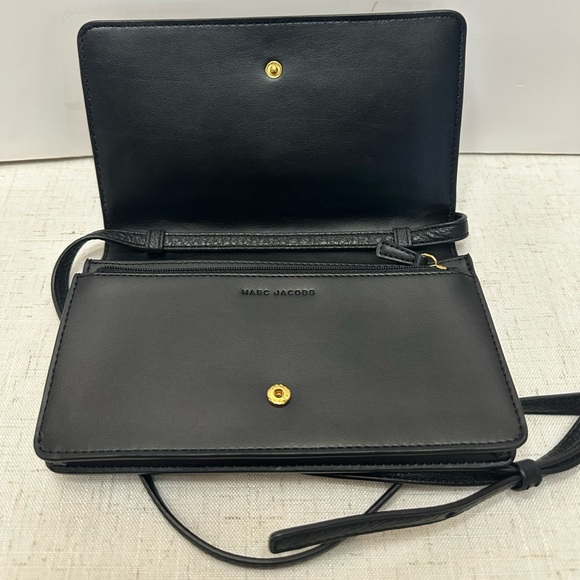 Marc Jacobs Elegant Black Crossbody Bag - Picture 3 of 12